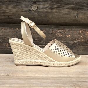Wanted NEW!! Dutchess Gold, Platform, Espadrille Wedge Sandals. WMS 8.5M